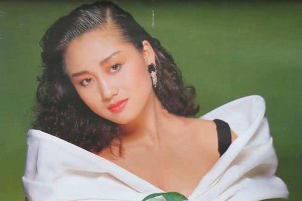 利智的胸是真的还是假的 和李连杰结婚多年胸下垂没