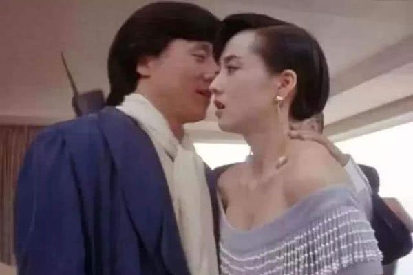 利智的胸是真的还是假的 和李连杰结婚多年胸下垂没