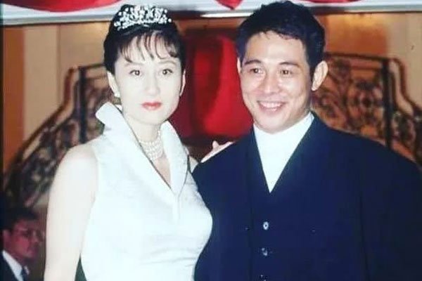 利智的胸是真的还是假的 和李连杰结婚多年胸下垂没