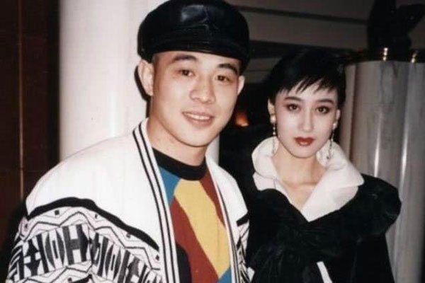 利智的胸是真的还是假的 和李连杰结婚多年胸下垂没