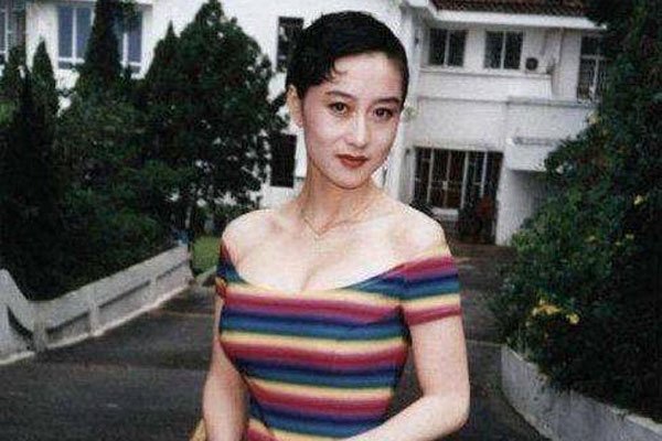 利智的胸是真的还是假的 和李连杰结婚多年胸下垂没