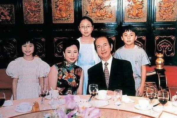 四太梁安琪很有手腕 能让78岁的赌王勃起的肯定有手段