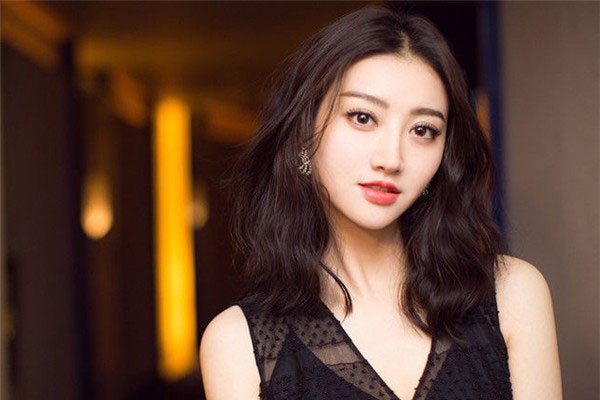 景甜金主改捧芳华女主 在娱乐圈有没有靠山真的很重要