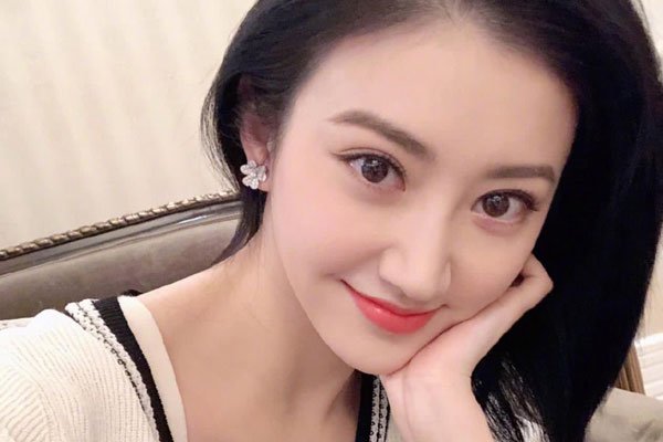 景甜金主改捧芳华女主 在娱乐圈有没有靠山真的很重要
