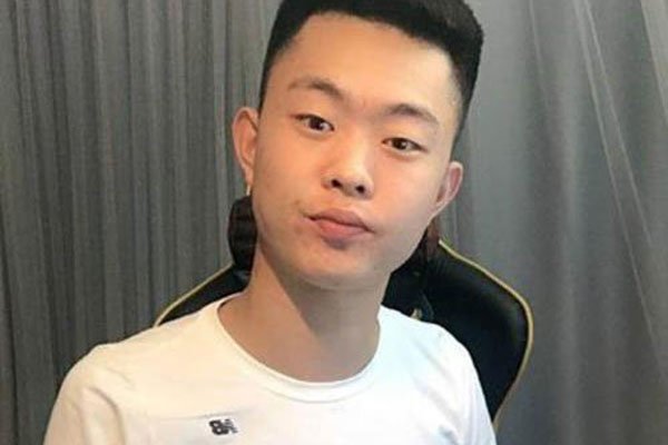 巴扎黑拿刀追仙洋视频真吗 拿刀早就进警察局了都是骗人的