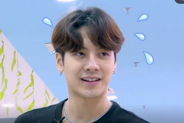 王嘉尔jackson抽烟 越来越多明星抽烟被拍会影响形象吗