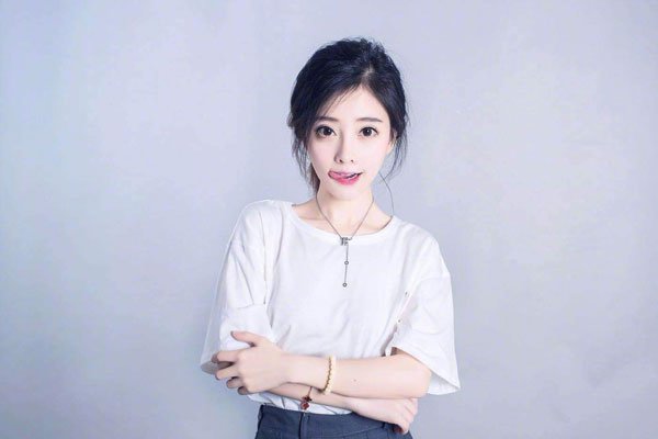 冯提莫身高有多高真实 不到一米五被黑那么惨怎么了