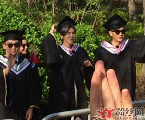 李晨录制跑男意外受伤 网友质疑学士帽究竟能不能砸伤人