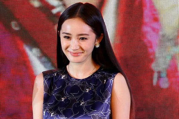 杨幂1分11秒被潜规则真相 胸前有治吗怎么没了