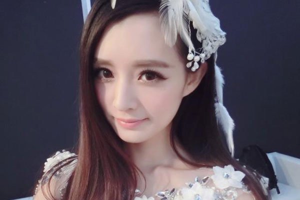 杨幂1分11秒被潜规则真相 胸前有治吗怎么没了