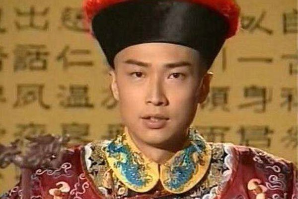 马浚伟说错了啥话被泼粪 吃了防腐剂了吧看着还好年轻