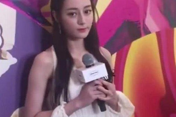 迪丽热巴的胸杯有多大 人家想捂就捂管你们什么事情