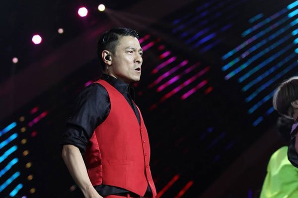 刘德华湖南跨年35分钟 整个跨年晚会硬生生的被华仔带成个人演唱会