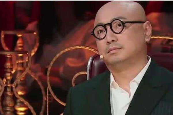 徐峥为什么是光头没头发 光头看惯了一有头发还认不出来