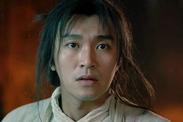 周星驰死了是不是真的 头发白不保养脸还年轻