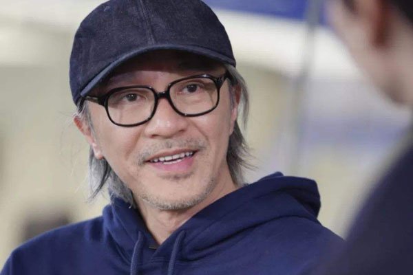 周星驰死了是不是真的 头发白不保养脸还年轻