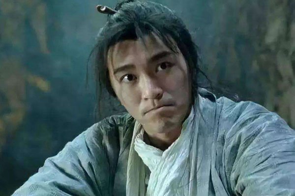 周星驰死了是不是真的 头发白不保养脸还年轻