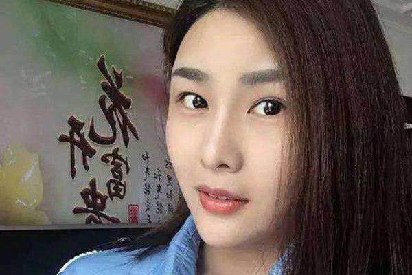 闫盼盼单手解内扣还给看视频 性感写真都是不要脸而已