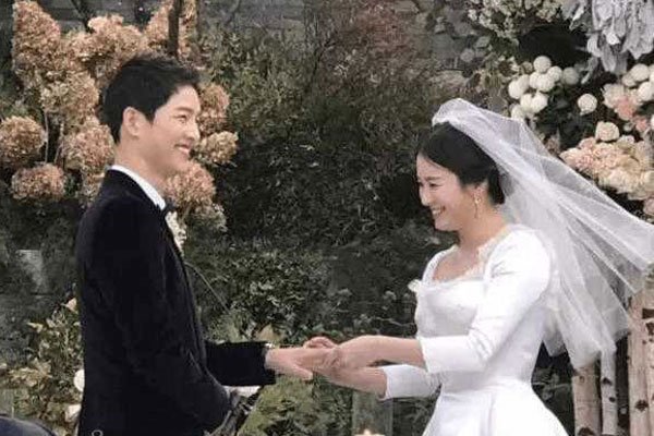 宋仲基怎么追的宋慧乔 婚席上的反应足以证明俩人故事深