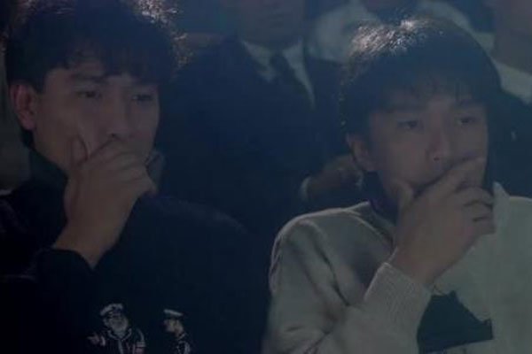 周星驰刘德华在马路上走路电影音乐 名字叫我要努力向上