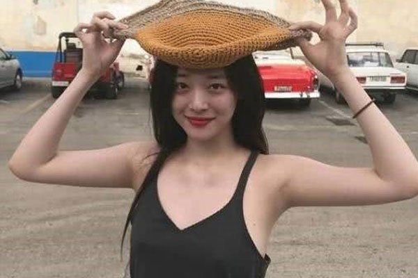 雪莉直播放飞自我内衣 活的时候骂她等死了全都在悼念