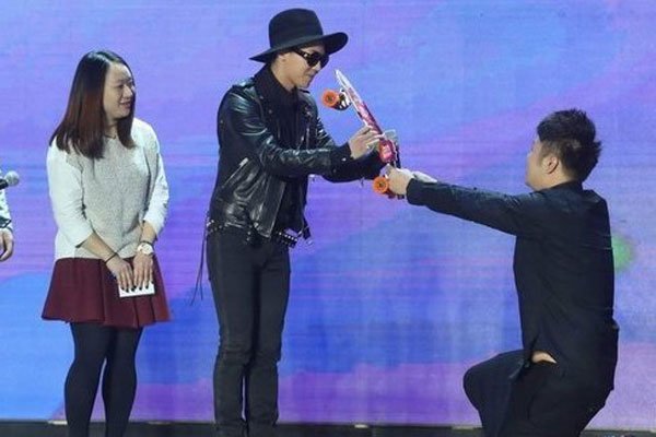 杜海涛下跪权志龙 主持生涯被这一跪留下了永久的污点