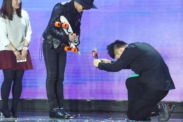 杜海涛下跪权志龙 主持生涯被这一跪留下了永久的污点