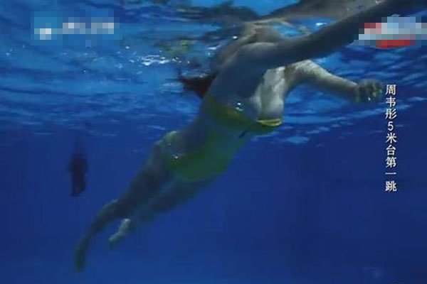 周韦彤5米台跳水穿性感泳装跳水 18张照片外泄