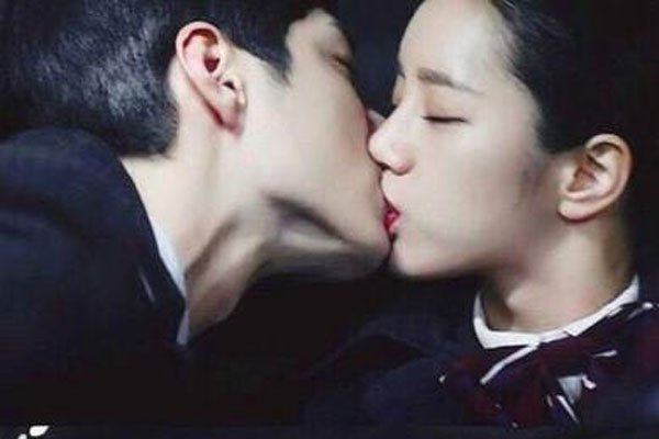 朴宝剑吻戏起反应 即便是做戏太投入也沉迷