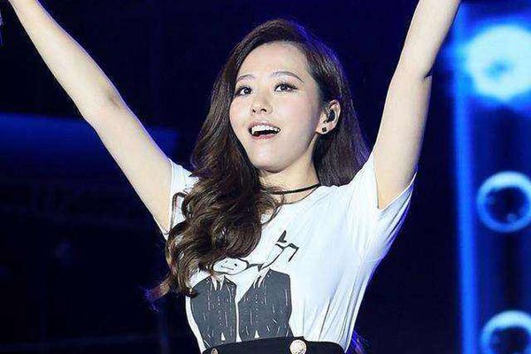 张靓颖海豚音歌曲叫什么 没他老公就没有今天