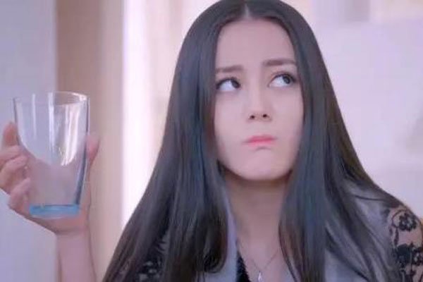 迪丽热巴眼睛是三白眼 好像是有那么一点更多的是角度问题