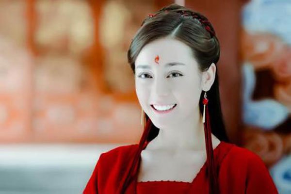迪丽热巴眼睛是三白眼 好像是有那么一点更多的是角度问题