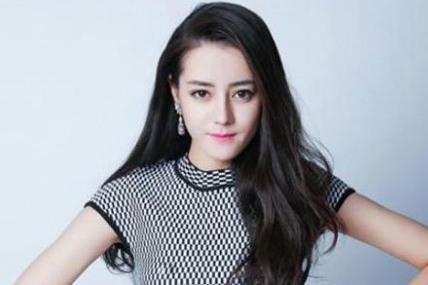 迪丽热巴眼睛是三白眼 好像是有那么一点更多的是角度问题