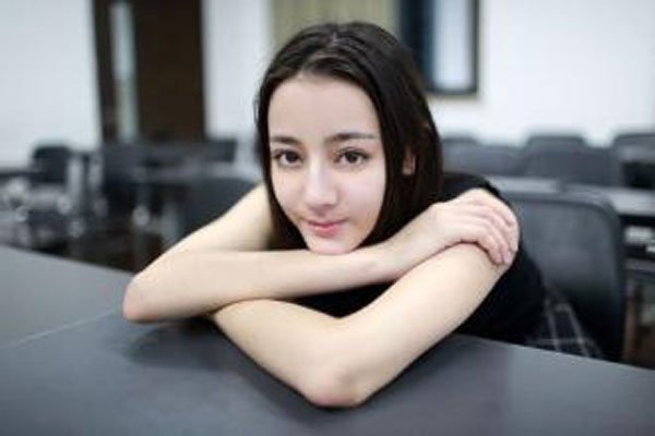 迪丽热巴眼睛是三白眼 好像是有那么一点更多的是角度问题