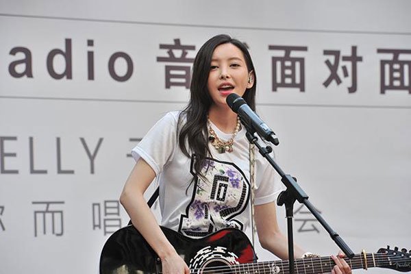 前任3里于文文胸大 她在国外还拜过吉他大师