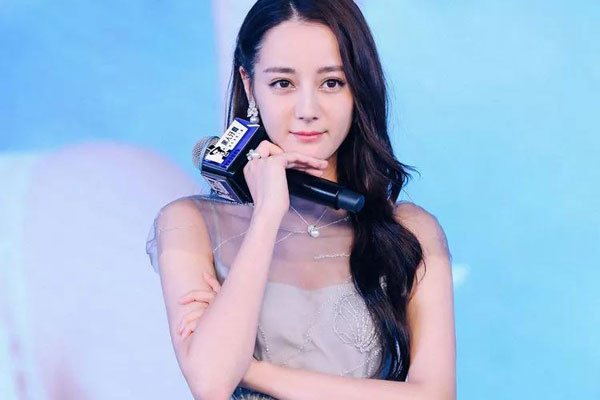 迪丽热巴一看会兴奋的图片 胸大屁股大啥都不漏