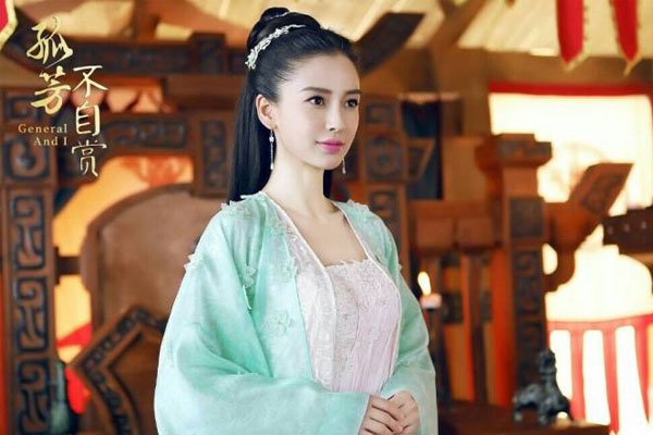 杨颖的胸有多大的照片 明摆着就是焦距效果还信