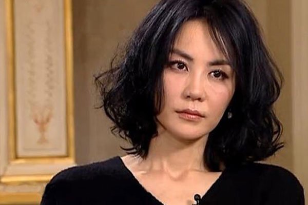 王菲48岁产子是谢霆锋的吗 王菲和谢霆锋生孩子是不可能的