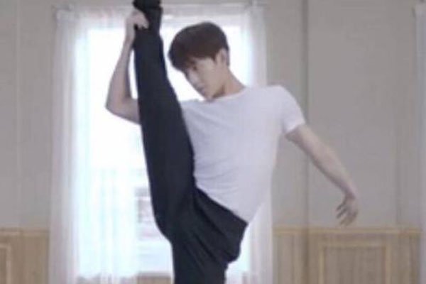 杨洋激凸是怎么回事 这么大穿紧身裤不觉得勒的不舒服吗