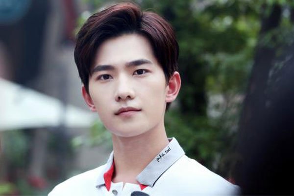 杨洋激凸是怎么回事 这么大穿紧身裤不觉得勒的不舒服吗