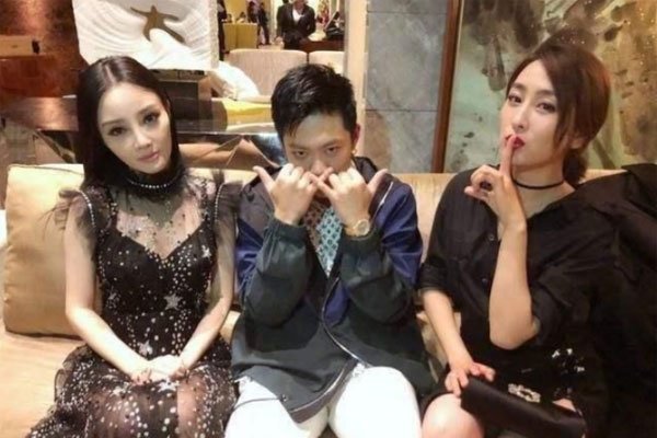 李小璐贾乃亮最新消息 李小璐做公益挽回形象PGone露头试水