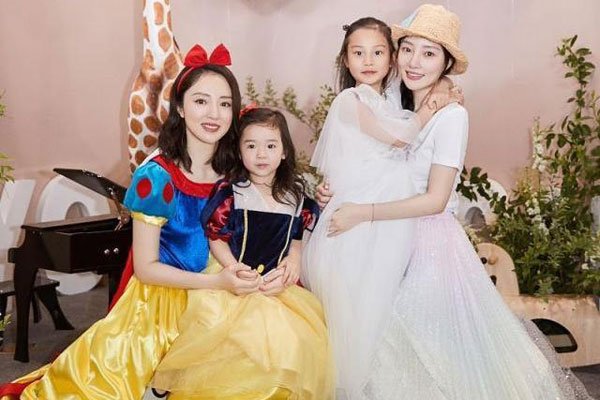 李小璐贾乃亮最新消息 李小璐做公益挽回形象PGone露头试水