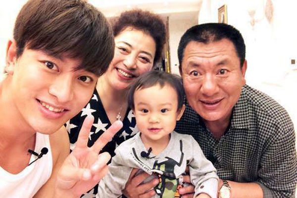 李小璐贾乃亮最新消息 李小璐做公益挽回形象PGone露头试水