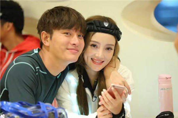 李小璐贾乃亮最新消息 李小璐做公益挽回形象PGone露头试水