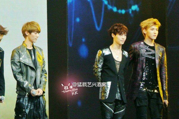 吴亦凡跨年说了lay 归国四子合体同台粉丝激动