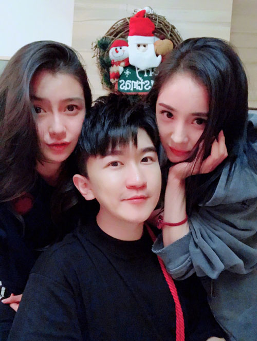 杨幂张大大日本同游照片 同款小黄人很抢镜