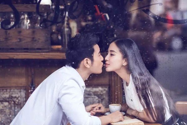 黄晓明亲杨颖的地方过程 昔日金童女玉也开始传婚变了
