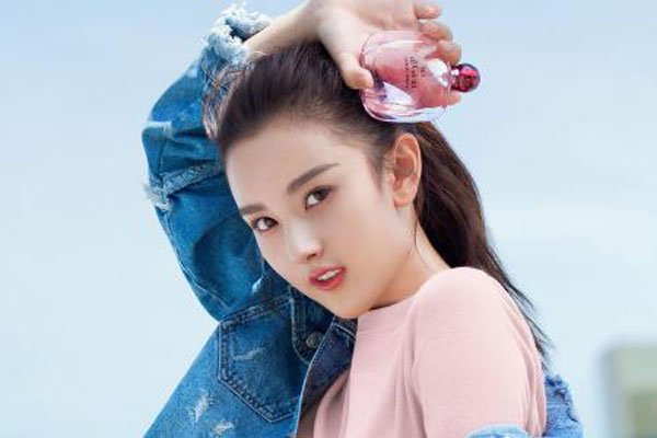 鞠婧祎关晓彤合照谁漂亮 两个都是细弱柳风的人容易比较