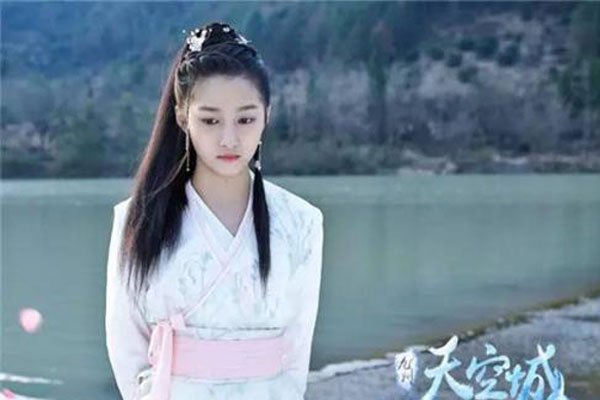 鞠婧祎关晓彤合照谁漂亮 两个都是细弱柳风的人容易比较