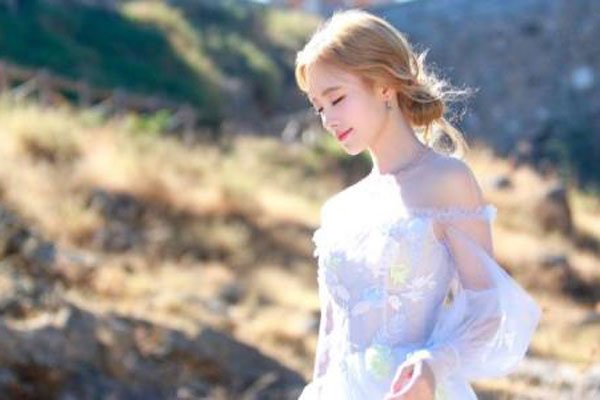鞠婧祎关晓彤合照谁漂亮 两个都是细弱柳风的人容易比较